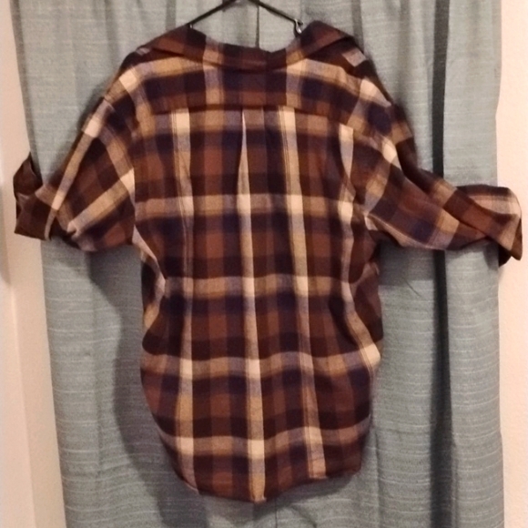 Roundtree & Yorke Casuals long sleeve Flannel shirt. - Picture 2 of 5
